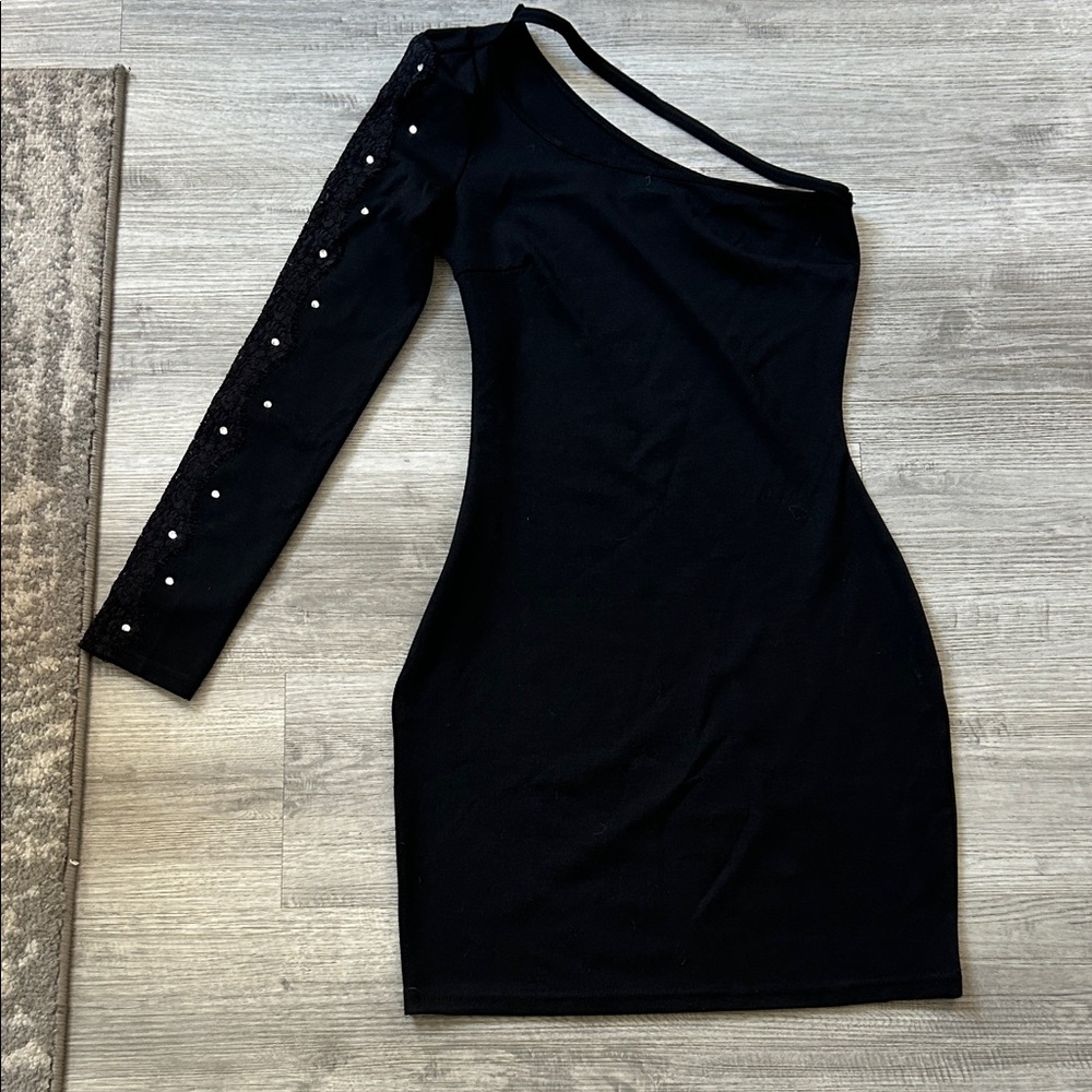 One-Shoulder Black Bodycon Dress with Embellished Sleeve